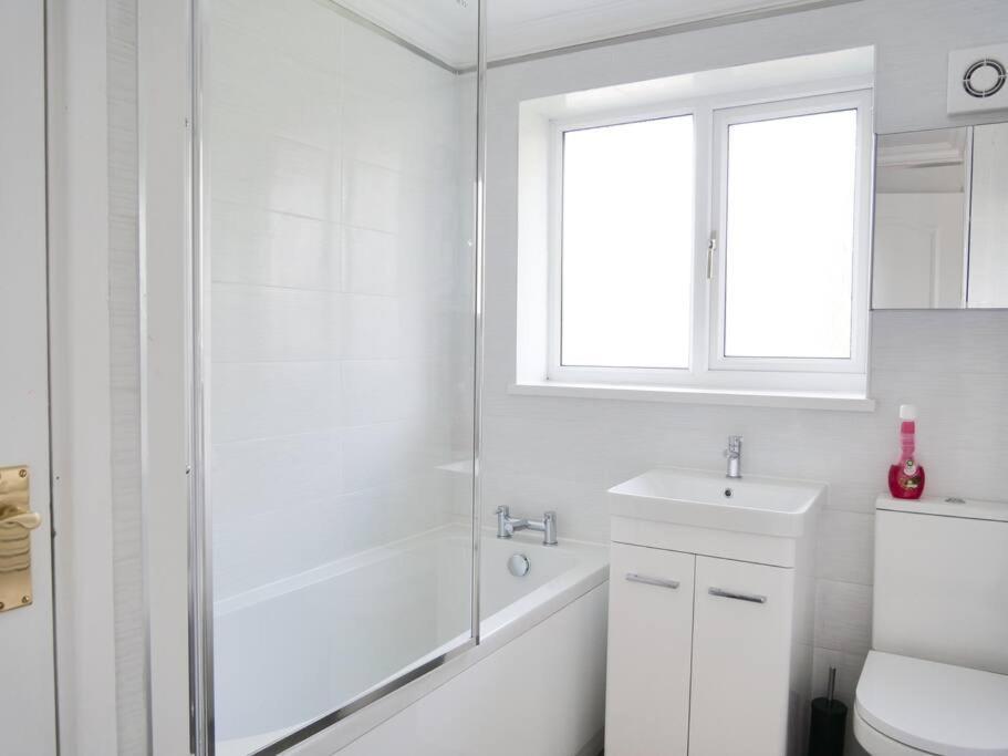 Cosy Four Bed Property With En-Suite Near To Nec Birmingham Airport And The City Zewnętrze zdjęcie